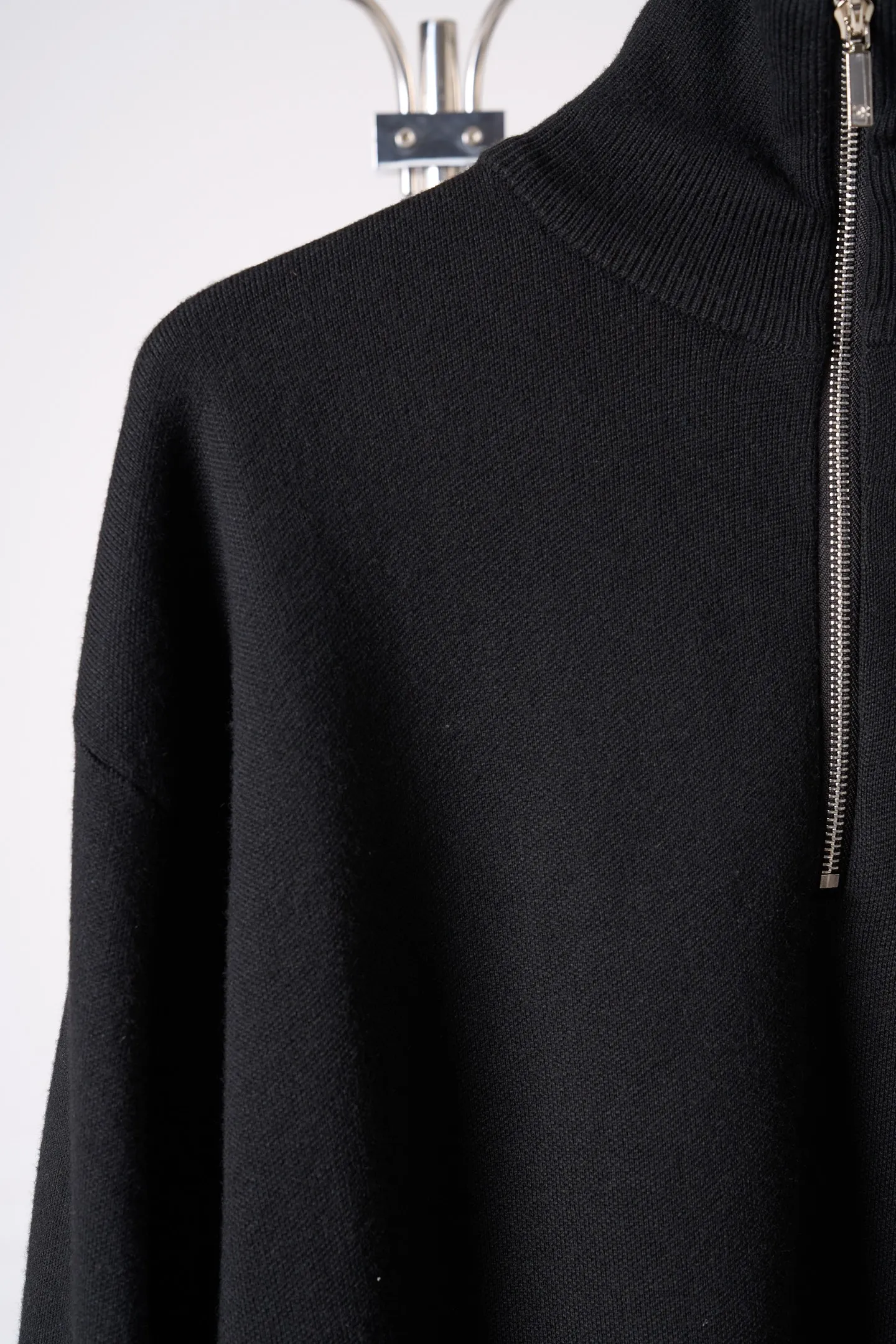 [In-Stock] CHANEL/Chanel Stand Collar Wool and Silk Logo Logo Pullover Sweater [In Stock] 36 38 40 42 Authentic 28,000 purchase and development, 46-count wool blended double-ply yarn, imported from Germany (SOTO) loom, hand-stitched logo, wool enzyme washing, customized 1:1 hardware, customized 1:1 zipper, customized 1:1 trademark, fitted version, hand washing recommended (this product is made of wool and is not easy to machine wash)